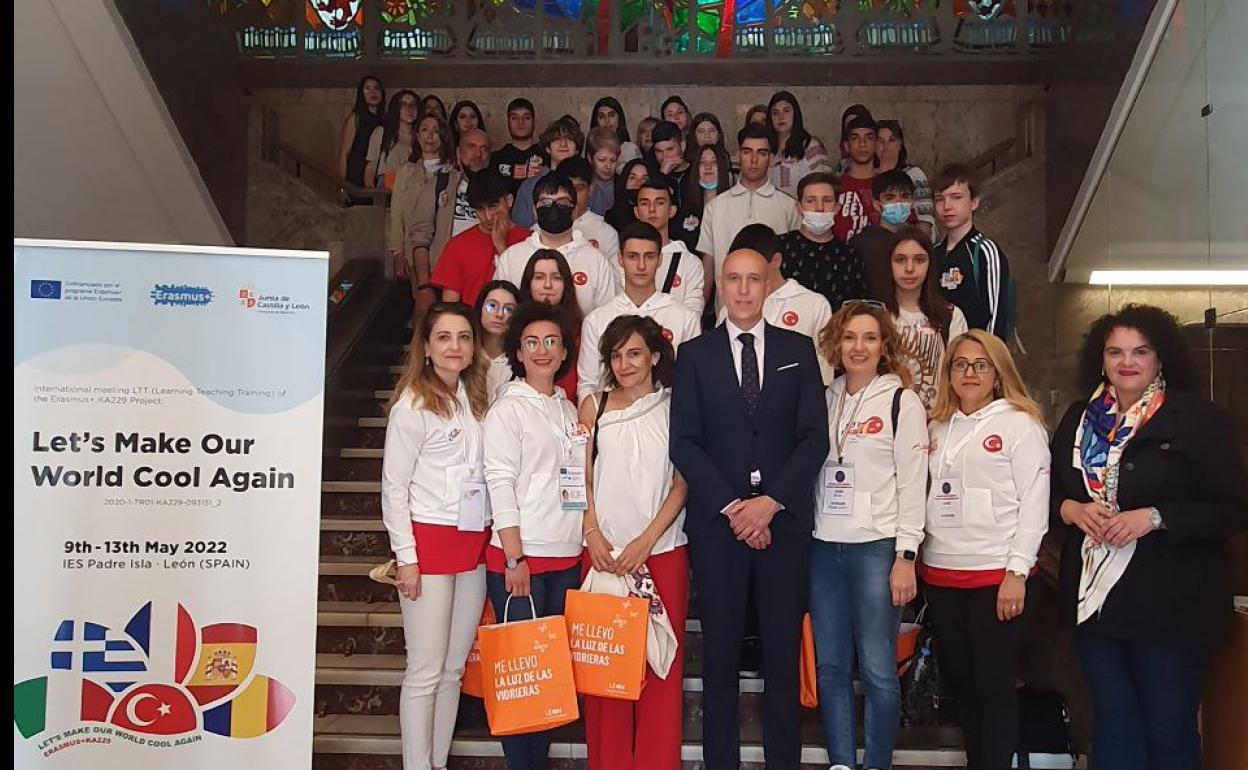 El alcalde de León recibe a estudiantes Erasmus.