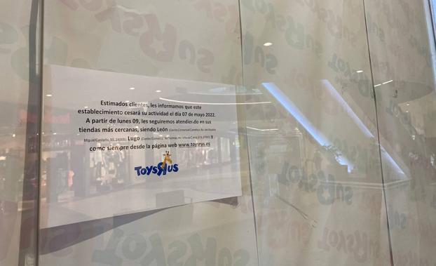 Cartel situado en la puerta de la tienda de Toys 'R' Us en Ponferrada.