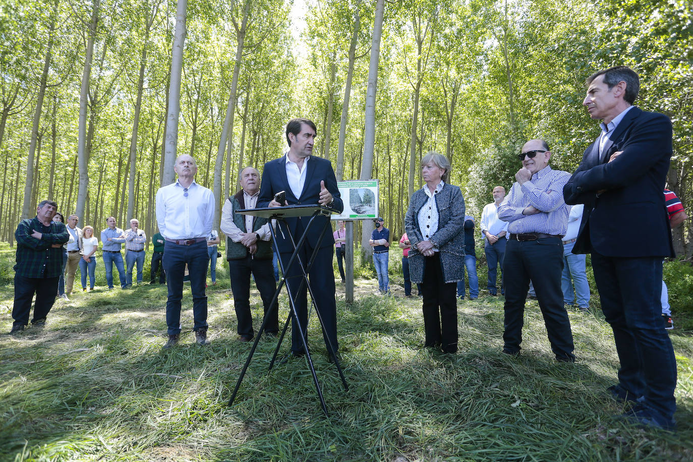 El consejero de Medio Ambiente, Vivienda y Ordenación del Territorio, Juan Carlos Suárez-Quiñones, participa en la Jornada sobre la importancia de los chopos en las riberas de Castilla y León, promovida por la Plataforma Más Chopos Sí con la colaboración de la Junta. Junto a él, la presidenta de la Confederación Hidrográfica del Duero, Cristina Danés.