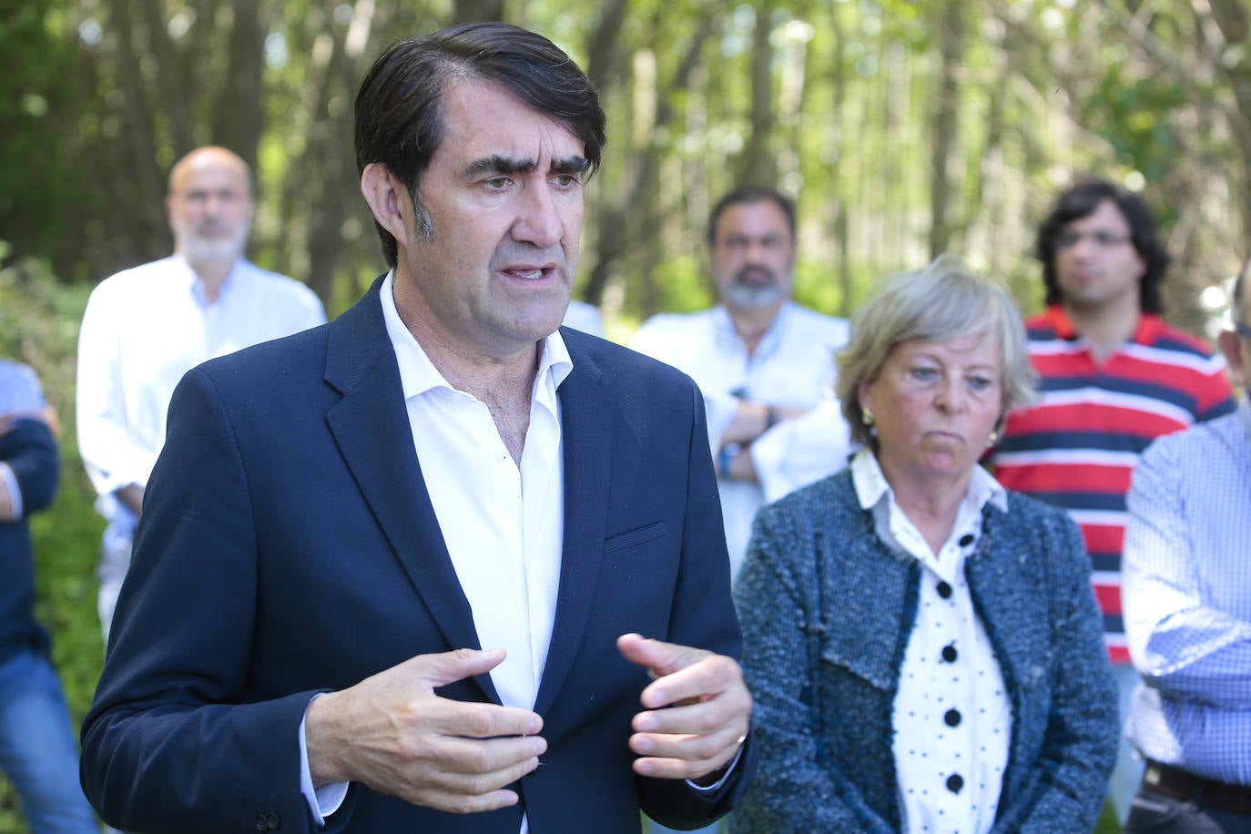 El consejero de Medio Ambiente, Vivienda y Ordenación del Territorio, Juan Carlos Suárez-Quiñones, participa en la Jornada sobre la importancia de los chopos en las riberas de Castilla y León, promovida por la Plataforma Más Chopos Sí con la colaboración de la Junta. Junto a él, la presidenta de la Confederación Hidrográfica del Duero, Cristina Danés.