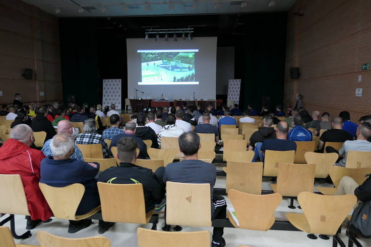El Abanca Ademar acerca el balonmano a los internos en Villahierro.