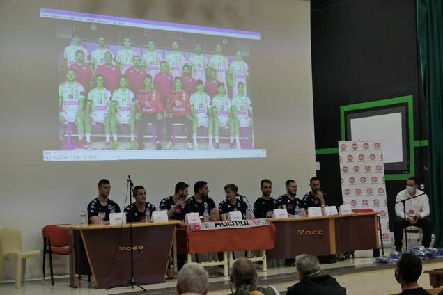 El Abanca Ademar acerca el balonmano a los internos en Villahierro.