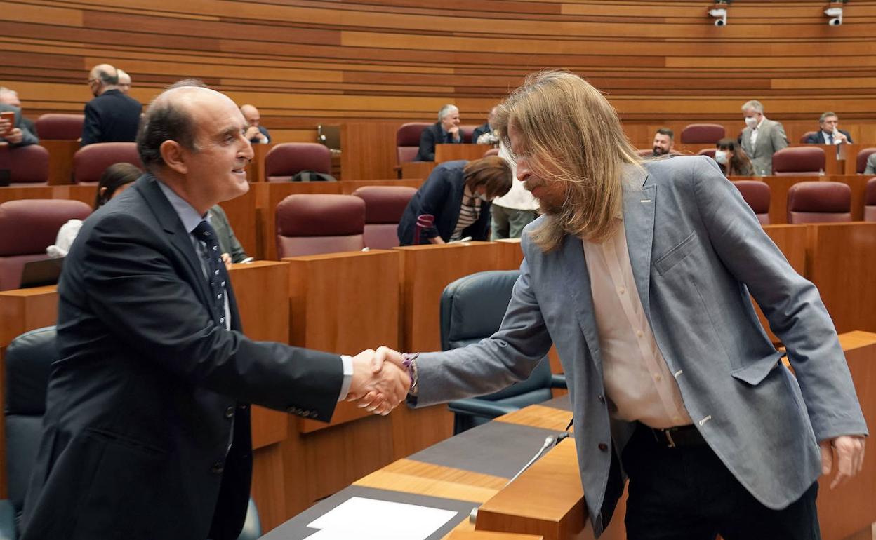 Tomás Quintana y Pablo Fernández en el pleno monográfico de las Cortes. 