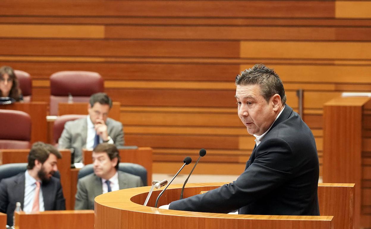 Luis Mariano Santos durante su intervención en el Pleno este miércoles. 
