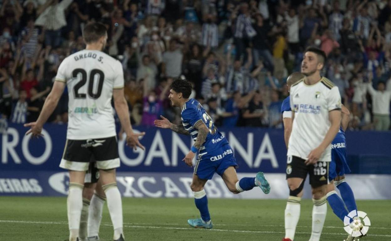 Kike Saverio, jugador de la SD Ponferradina celebra un gol ante el Burgos CF.