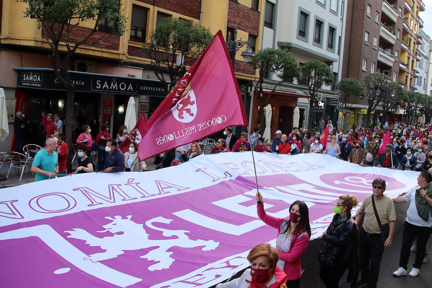 Multitudinaria protesta en la provincia de León. 15.000 personas en la capital según la Policía y más de 20.000 en toda la provincia exigen a pie de calle soluciones para León. Los sindicatos elevan la cifra a 40.000 personas solo en la capital. La ciudadanía sale a las calles en León, Ponferrada y Villablino para reclamar la reindustralización de la provincia y un plan para generar oportunidades de futuro. Este es el resumen de la jornada de la mano de los fotógrafos Peio García y César Sánchez. 