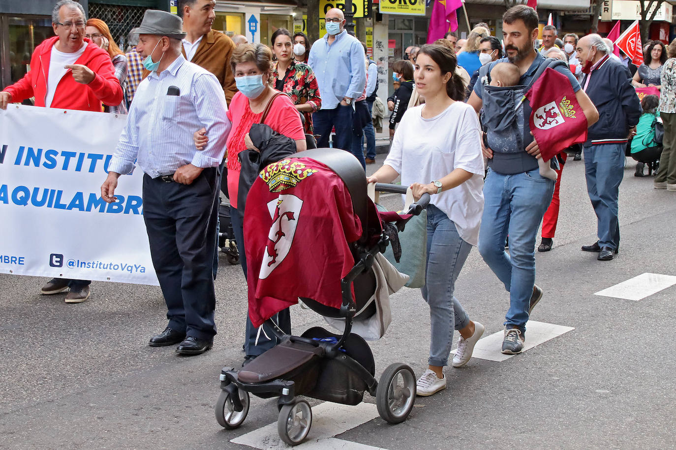 Multitudinaria protesta en la provincia de León. 15.000 personas en la capital según la Policía y más de 20.000 en toda la provincia exigen a pie de calle soluciones para León. Los sindicatos elevan la cifra a 40.000 personas solo en la capital. La ciudadanía sale a las calles en León, Ponferrada y Villablino para reclamar la reindustralización de la provincia y un plan para generar oportunidades de futuro. Este es el resumen de la jornada de la mano de los fotógrafos Peio García y César Sánchez. 