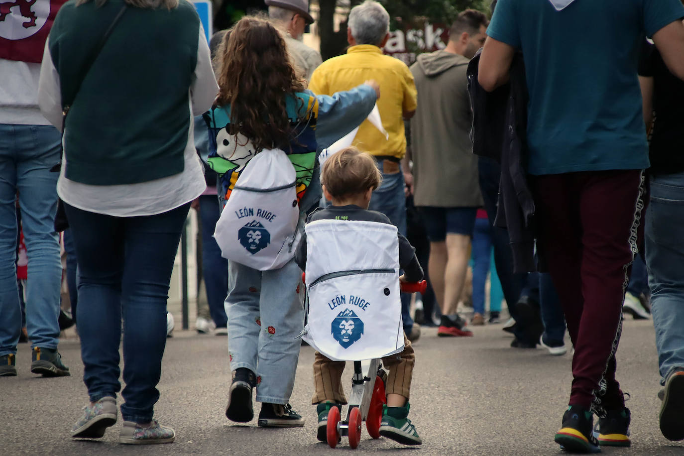 Multitudinaria protesta en la provincia de León. 15.000 personas en la capital según la Policía y más de 20.000 en toda la provincia exigen a pie de calle soluciones para León. Los sindicatos elevan la cifra a 40.000 personas solo en la capital. La ciudadanía sale a las calles en León, Ponferrada y Villablino para reclamar la reindustralización de la provincia y un plan para generar oportunidades de futuro. Este es el resumen de la jornada de la mano de los fotógrafos Peio García y César Sánchez. 