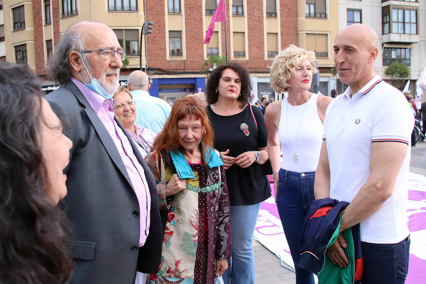 Multitudinaria protesta en la provincia de León. 15.000 personas en la capital según la Policía y más de 20.000 en toda la provincia exigen a pie de calle soluciones para León. Los sindicatos elevan la cifra a 40.000 personas solo en la capital. La ciudadanía sale a las calles en León, Ponferrada y Villablino para reclamar la reindustralización de la provincia y un plan para generar oportunidades de futuro. Este es el resumen de la jornada de la mano de los fotógrafos Peio García y César Sánchez. 