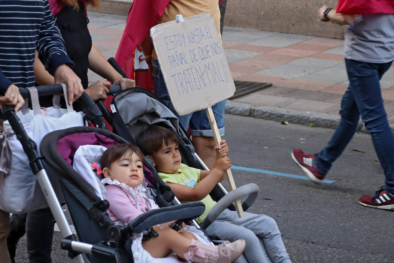 Multitudinaria protesta en la provincia de León. 15.000 personas en la capital según la Policía y más de 20.000 en toda la provincia exigen a pie de calle soluciones para León. Los sindicatos elevan la cifra a 40.000 personas solo en la capital. La ciudadanía sale a las calles en León, Ponferrada y Villablino para reclamar la reindustralización de la provincia y un plan para generar oportunidades de futuro. Este es el resumen de la jornada de la mano de los fotógrafos Peio García y César Sánchez. 