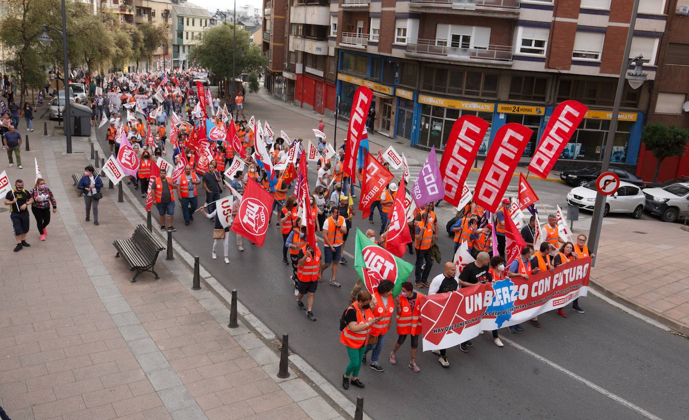 Multitudinaria protesta en la provincia de León. 15.000 personas en la capital según la Policía y más de 20.000 en toda la provincia exigen a pie de calle soluciones para León. Los sindicatos elevan la cifra a 40.000 personas solo en la capital. La ciudadanía sale a las calles en León, Ponferrada y Villablino para reclamar la reindustralización de la provincia y un plan para generar oportunidades de futuro. Este es el resumen de la jornada de la mano de los fotógrafos Peio García y César Sánchez. 