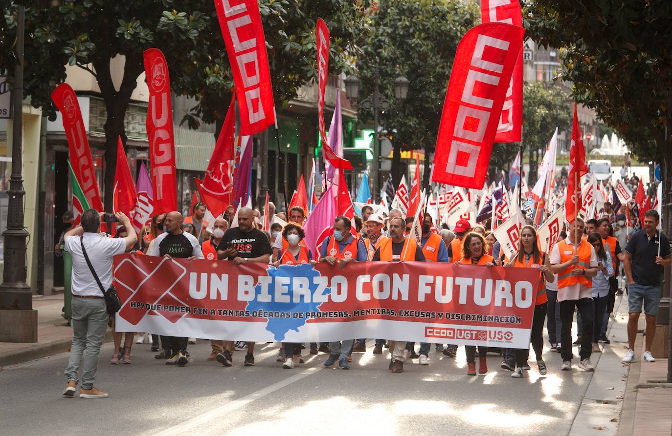 Multitudinaria protesta en la provincia de León. 15.000 personas en la capital según la Policía y más de 20.000 en toda la provincia exigen a pie de calle soluciones para León. Los sindicatos elevan la cifra a 40.000 personas solo en la capital. La ciudadanía sale a las calles en León, Ponferrada y Villablino para reclamar la reindustralización de la provincia y un plan para generar oportunidades de futuro. Este es el resumen de la jornada de la mano de los fotógrafos Peio García y César Sánchez. 