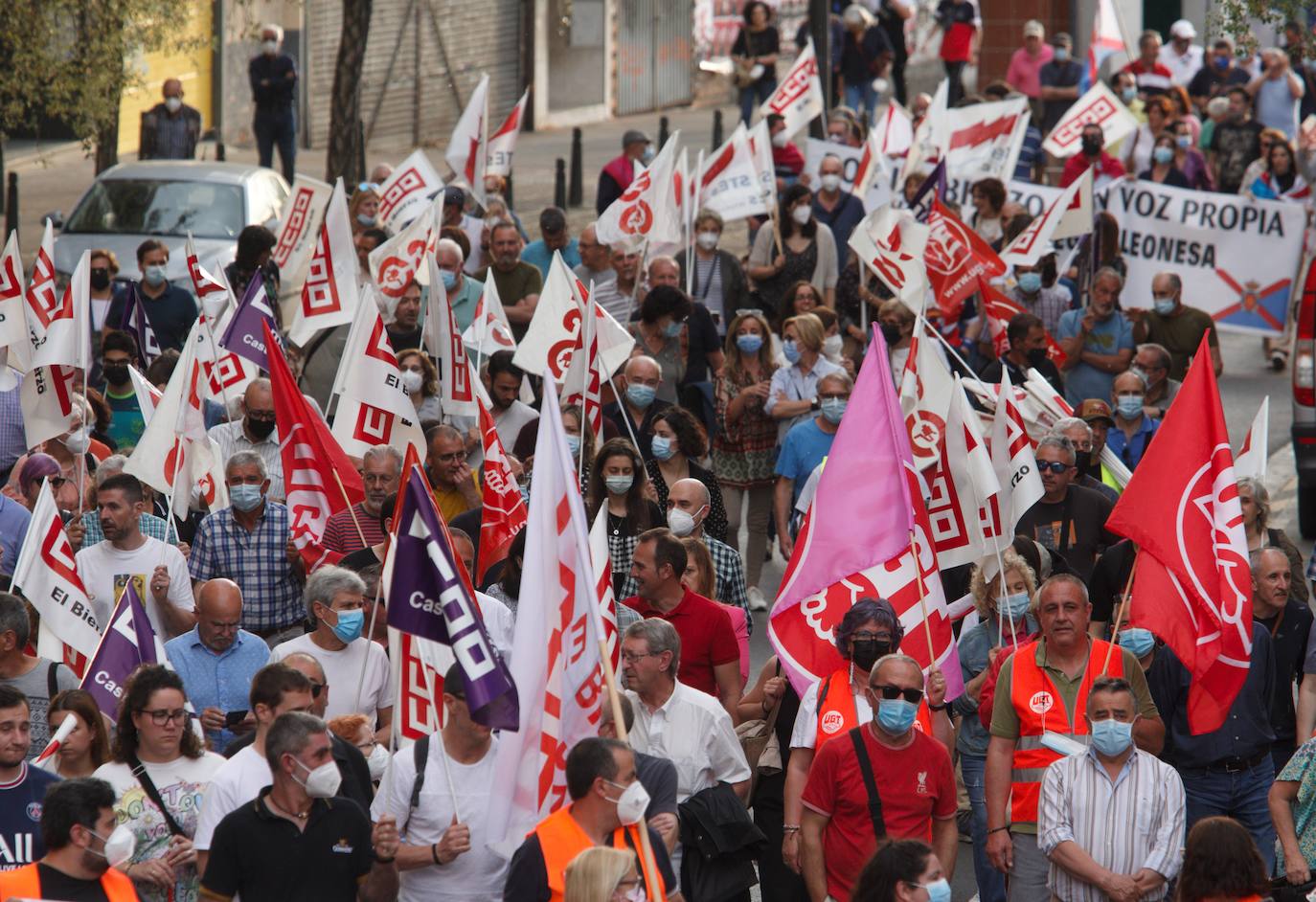 Multitudinaria protesta en la provincia de León. 15.000 personas en la capital según la Policía y más de 20.000 en toda la provincia exigen a pie de calle soluciones para León. Los sindicatos elevan la cifra a 40.000 personas solo en la capital. La ciudadanía sale a las calles en León, Ponferrada y Villablino para reclamar la reindustralización de la provincia y un plan para generar oportunidades de futuro. Este es el resumen de la jornada de la mano de los fotógrafos Peio García y César Sánchez. 