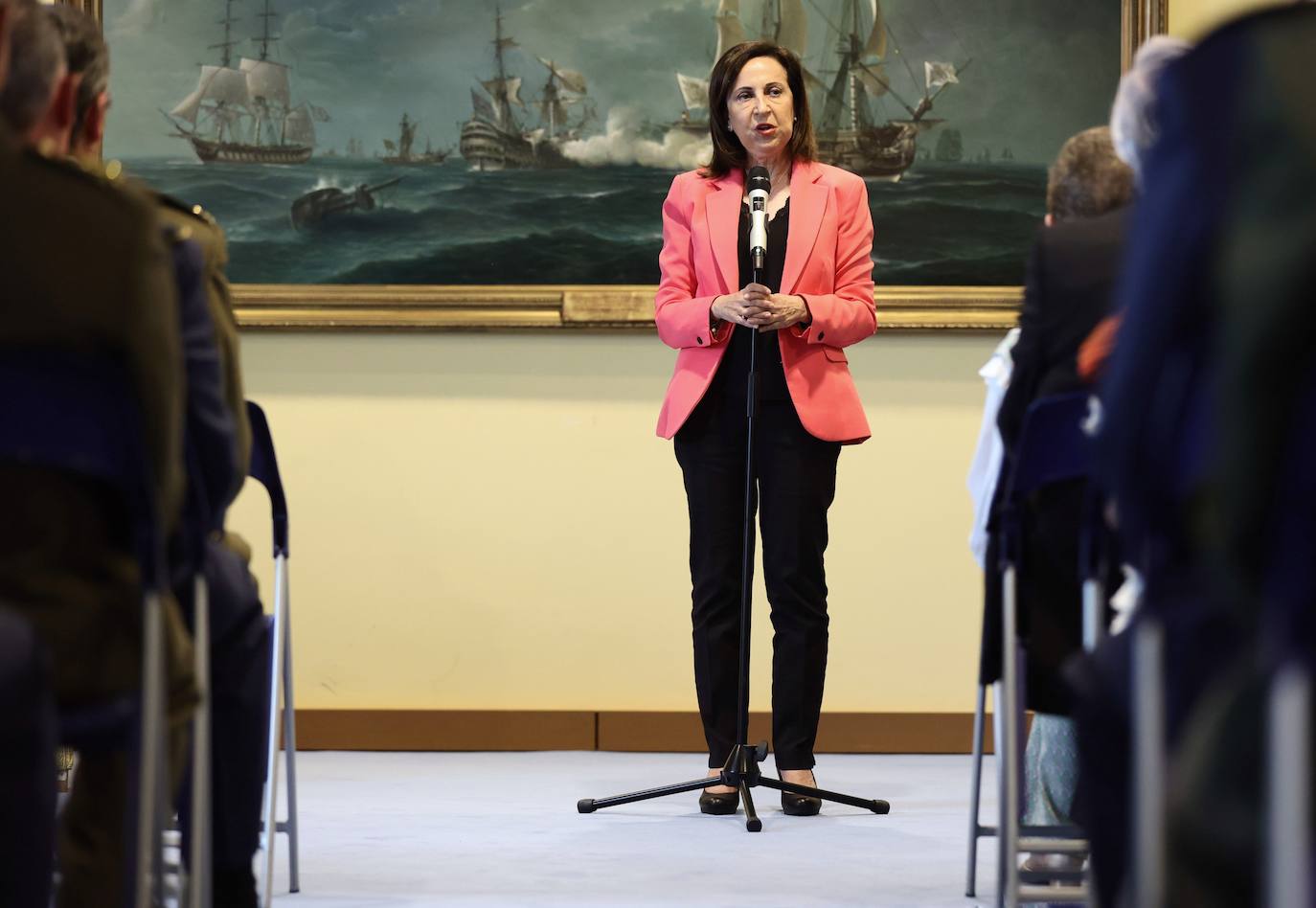 Casteleiro, Valcarce y Robles, la imagen de León en la defensa nacional. La nueva directora del CNI, en su toma de posesión, apuesta por una nueva orientación tecnológia para dar seguridad a las comunicaciones. Margarita Robles ensalza la capacidad de Casteleiro y la leonesa Amparo Valcarce en su toma de posesión. 