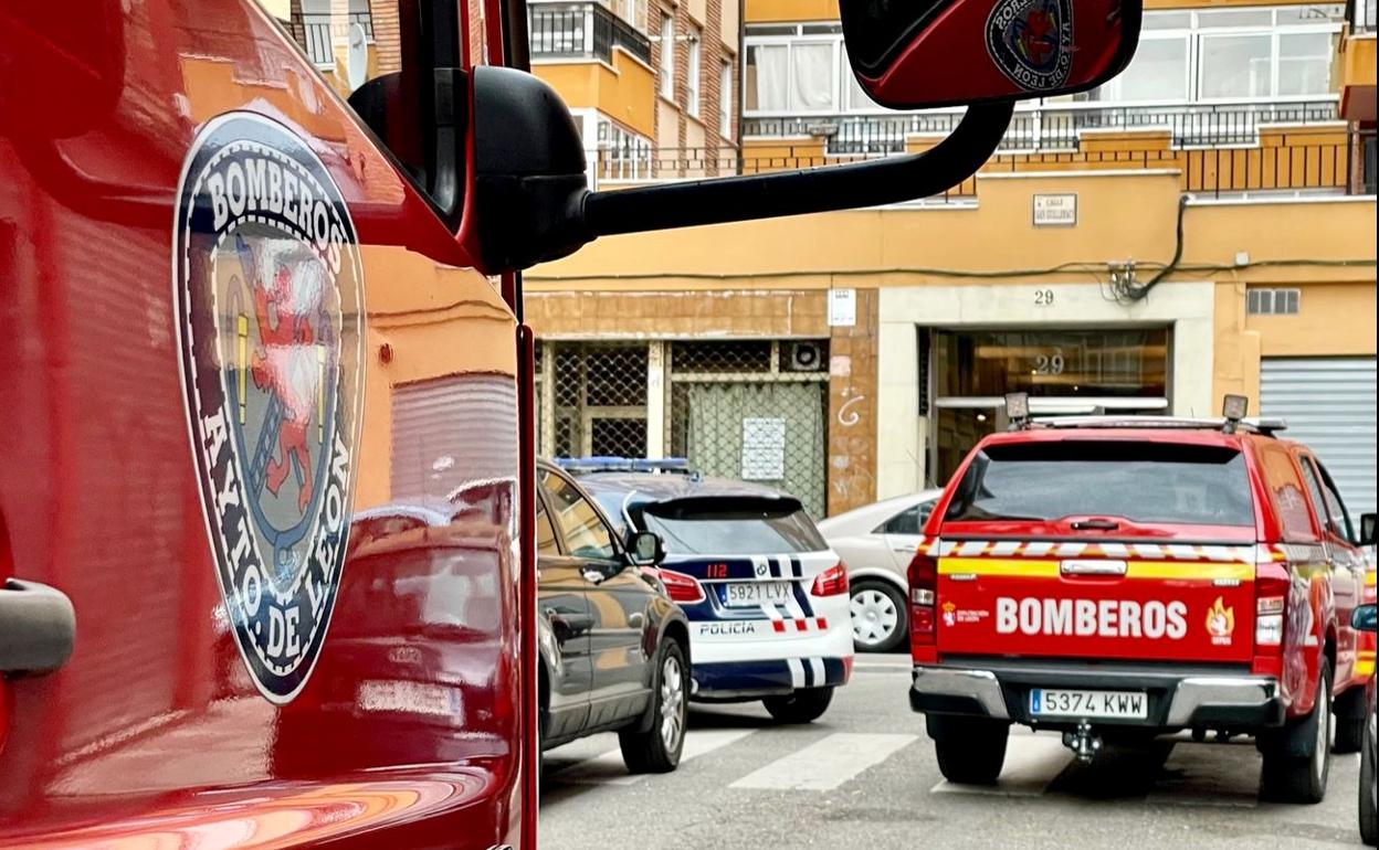 Efectivos de Bomberos León en la calle en la que se realizó la intervención. 