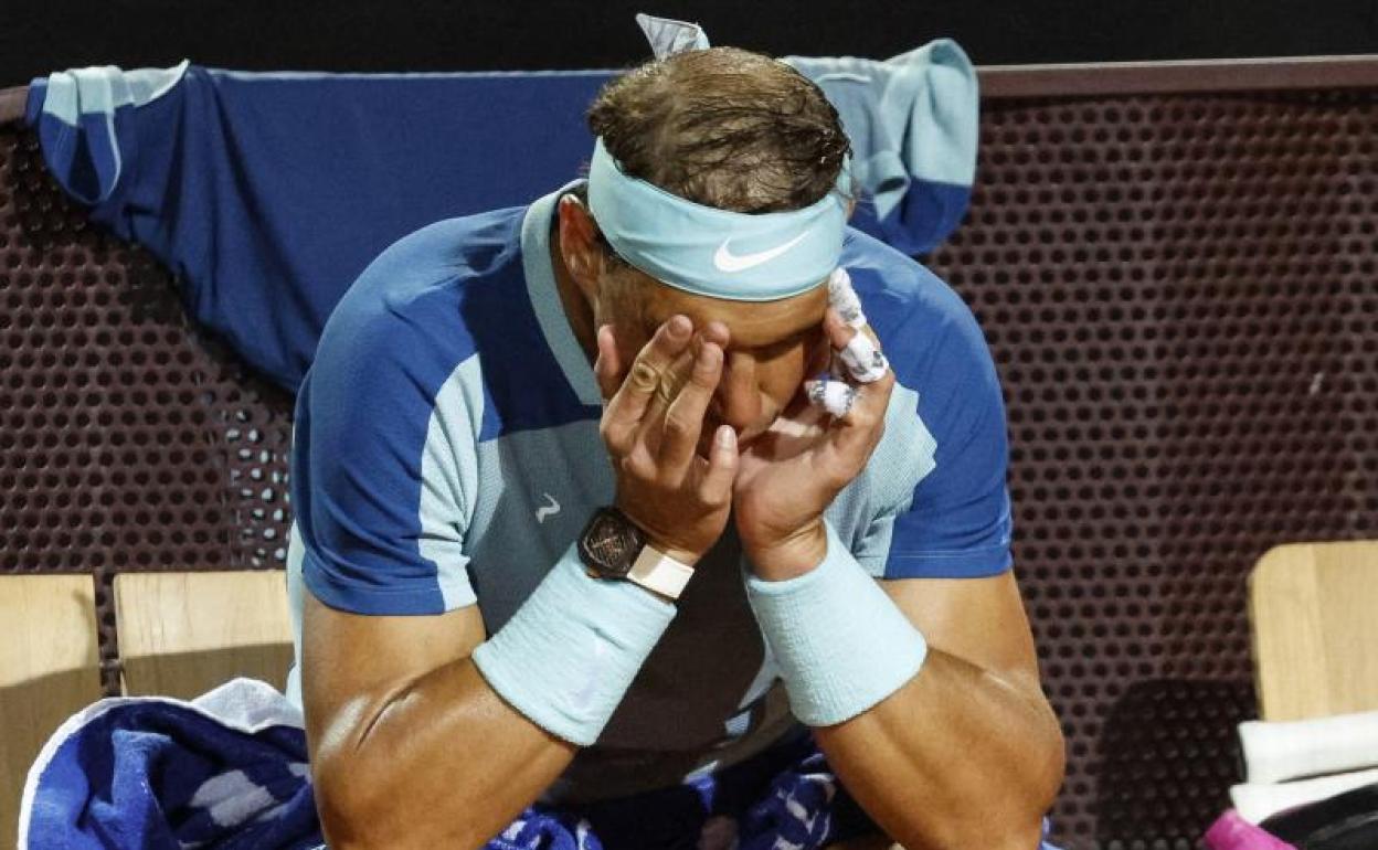 Nadal cojea a diez días de Roland Garros