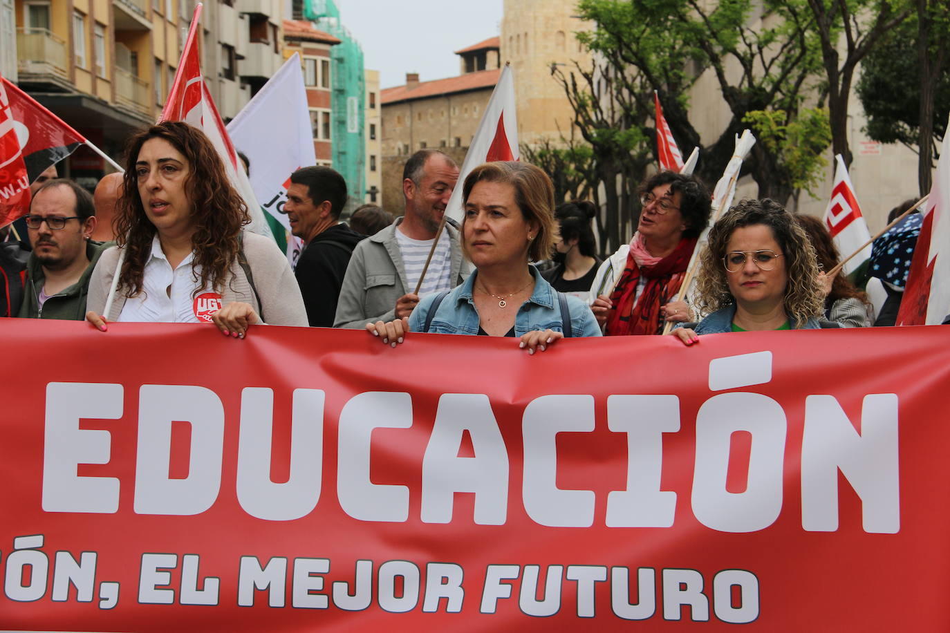 Estudiantes, profesores y AMPAS celebran una manifiestación exigiendo un futuro para la provincia. 