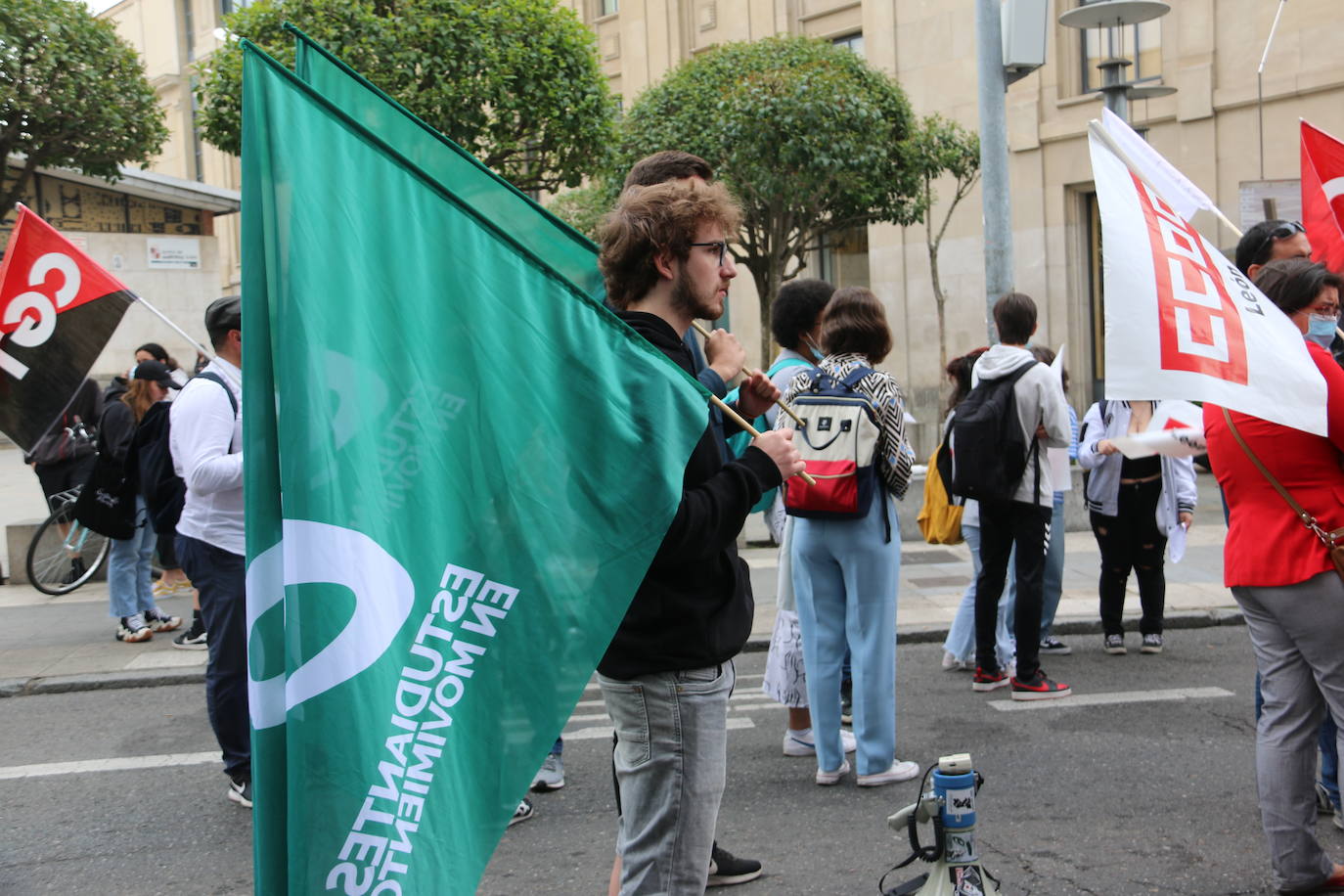 Estudiantes, profesores y AMPAS celebran una manifiestación exigiendo un futuro para la provincia. 