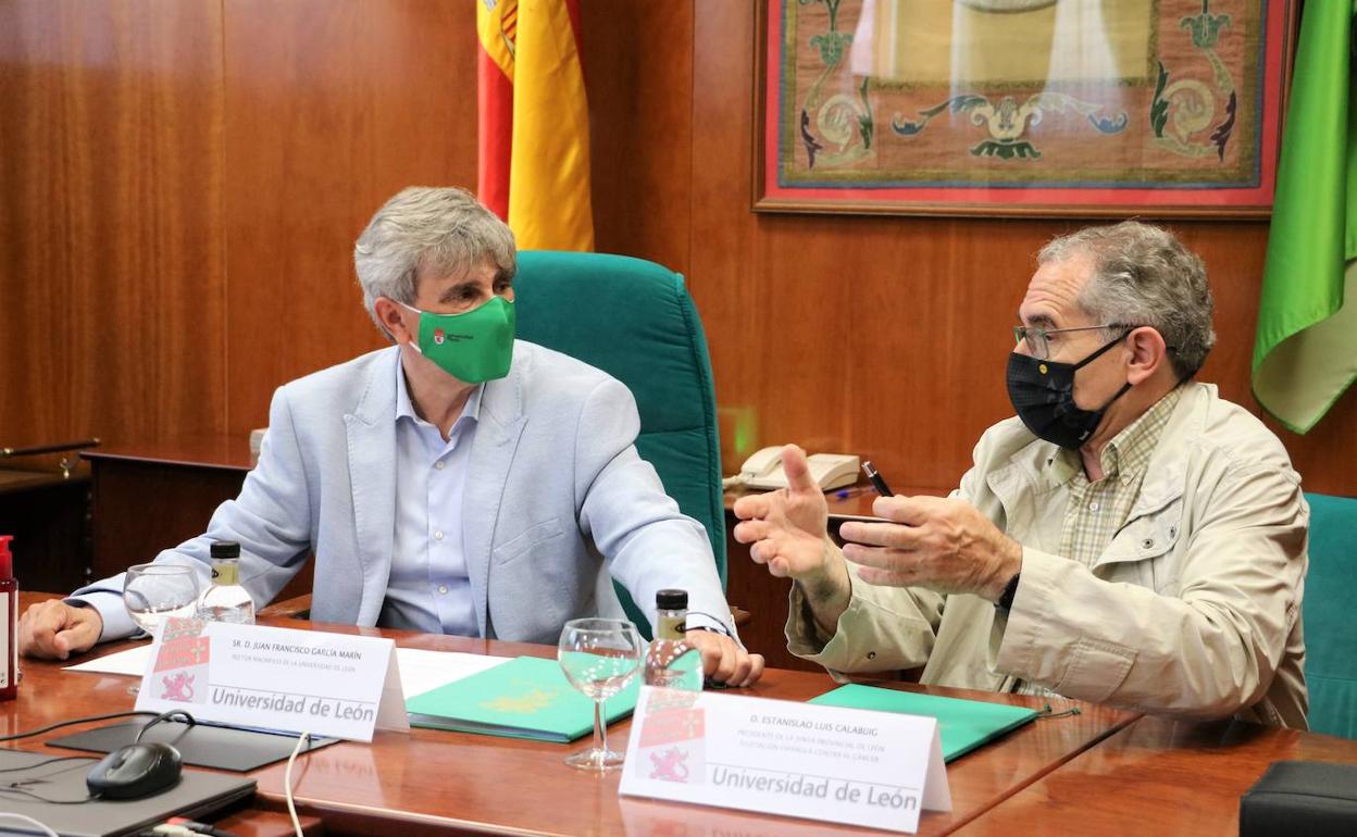 El rector junto al presidente de la AECC en León, durante la firma del convenio. 