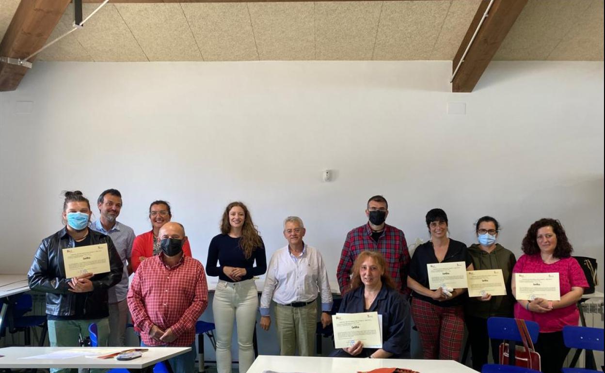 La delegada territorial, Ester Muñoz, en la clausura del programa 'Reparación de calzado y artículos de marroquinería para vecinos del municipio' de Santa Colomba de Somoza.