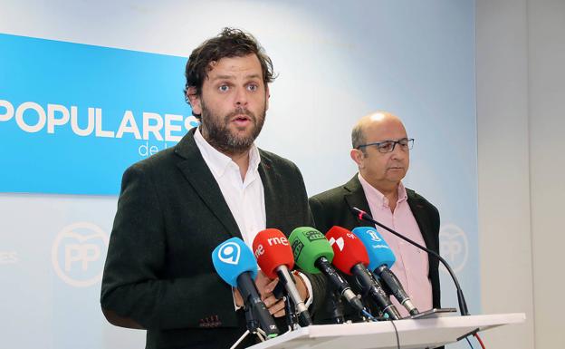 Javier Santiago Vélez y Francisco Castañón en la rueda de prensa para hablar del pacto en la Diputación. 