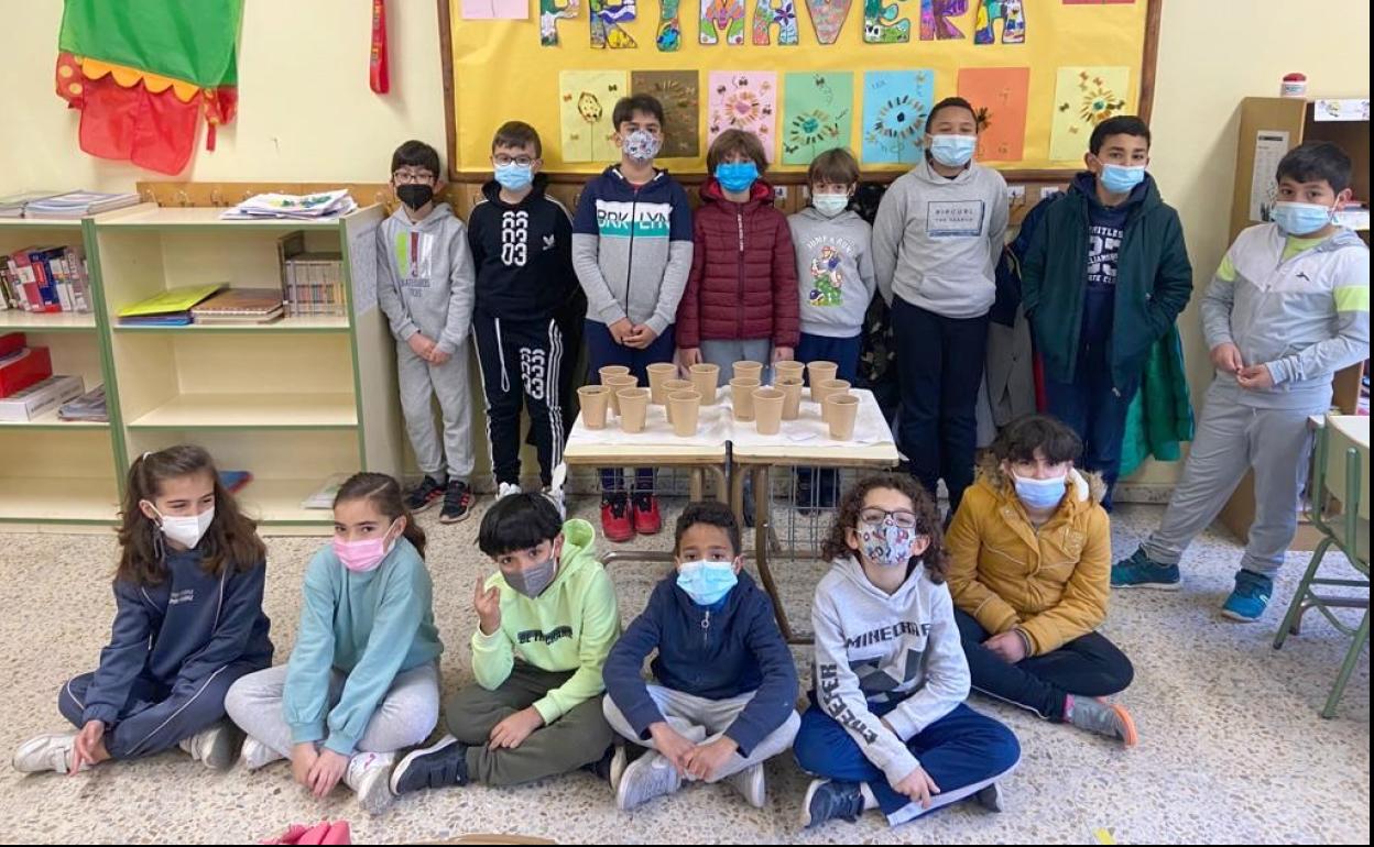 Los alumnos de Tercero posan en su aula. 