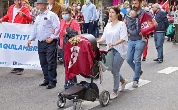 Un instante de la manifestación de este viernes por las calles de León capital. 