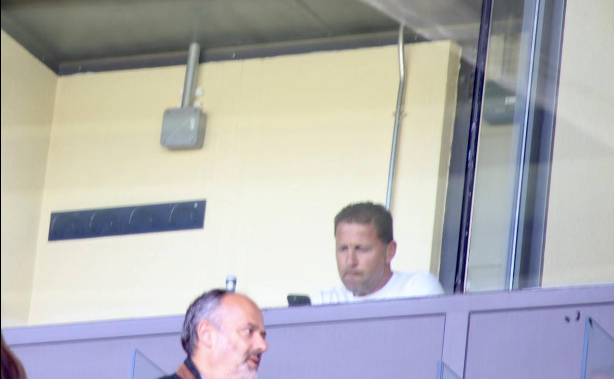 Curro Torres presenció el partido desde la grada por su expulsión ante el Celta B.