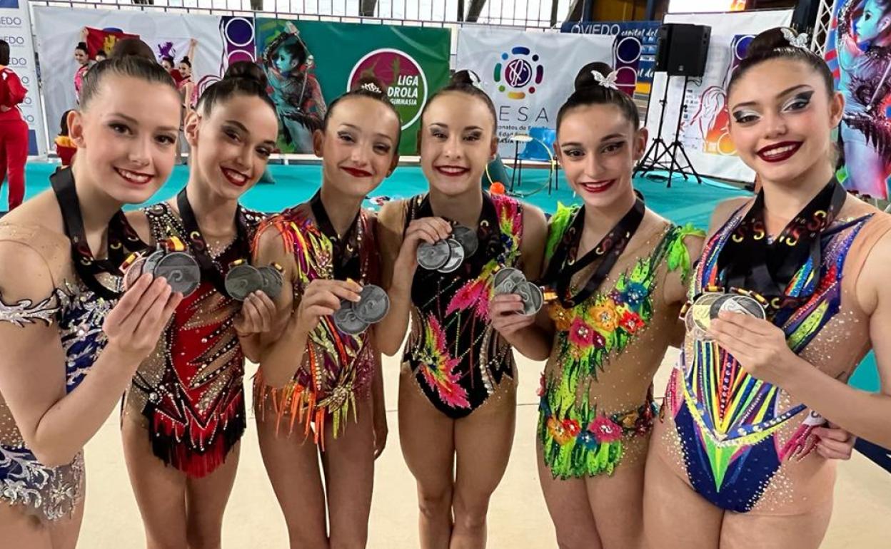 Las gimnastas del Ritmo posan con su medalla de plata.