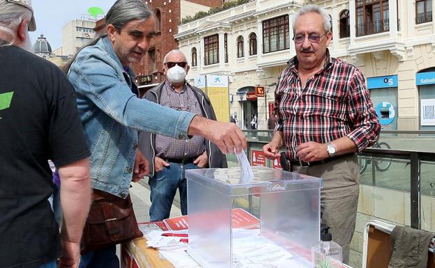 Un leonés deposita su voto en la urna de Botines. 