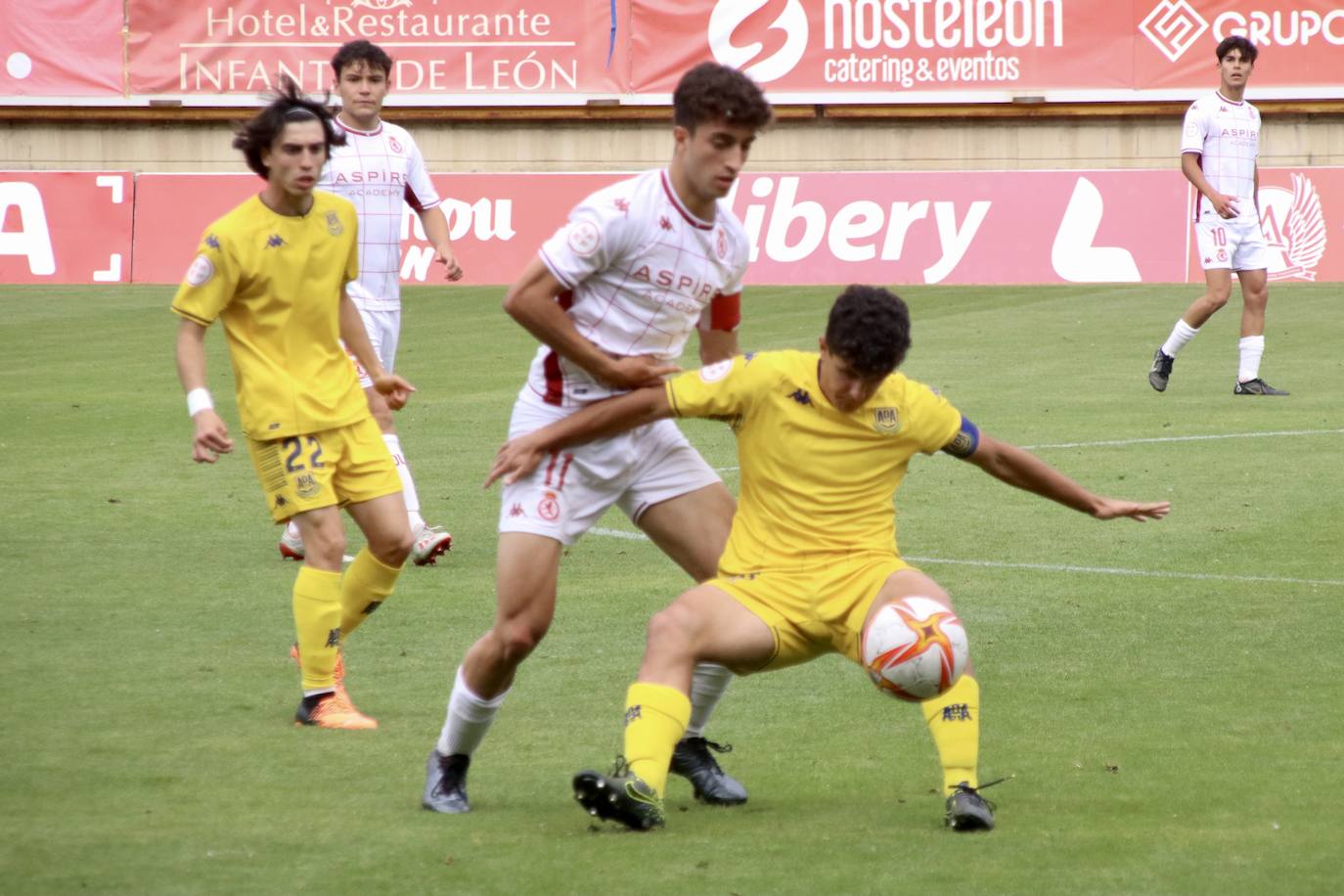 Los 'cachorros' vencen 2-0 ante el Alcorcón en su último partido como local y certifican su octava plaza