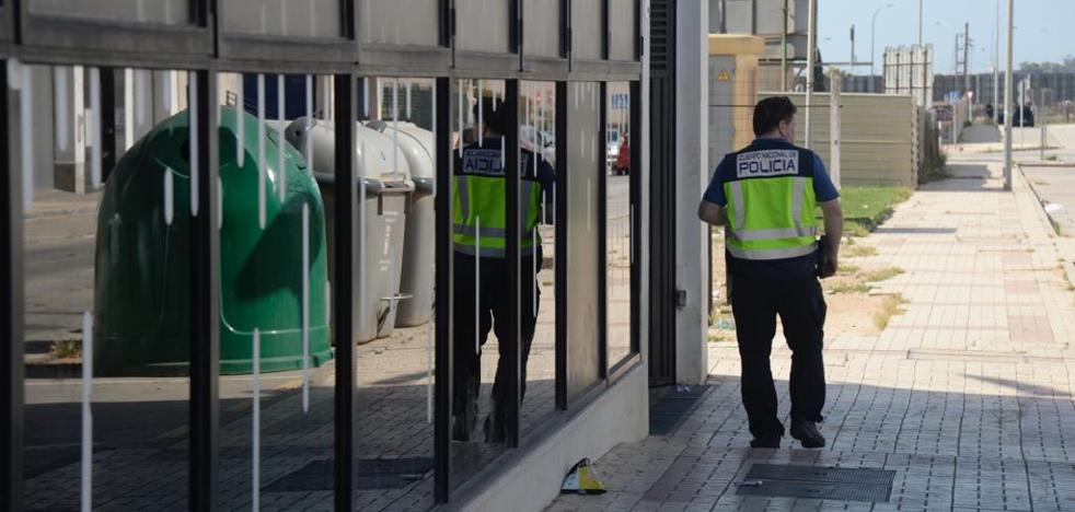 Un investigador de la Policía Nacional en la zona de los hechos. 