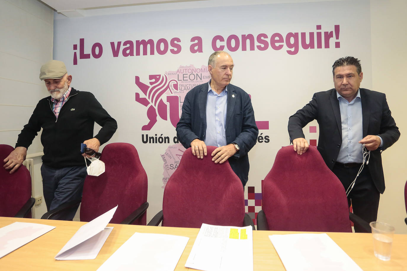 UPL rompe con el PSOE en la Diputación y asume una crisis interna por el futuro de Llorente. El consejo general de la formación leonesistas acuerda romper el pacto por los incumplimientos del PSOE y dice adiós a su representación institucional al entender que Matías Llorente se mantendrá fiel al actual equipo de Gobierno.