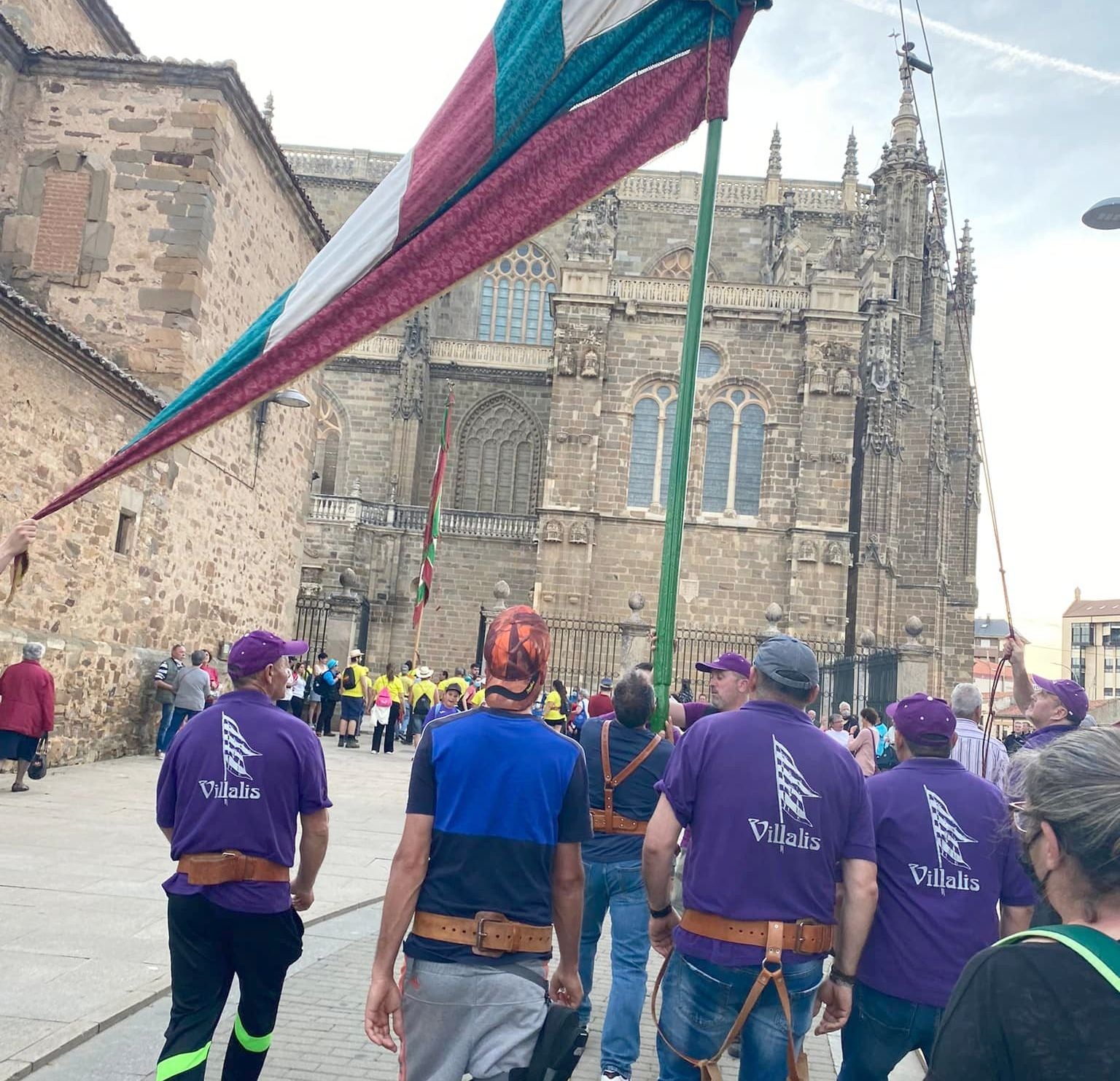 Peregrinación de la Virgen de Castrotierra a su Santuario arropada por miles de devotos y cientos de pendones 