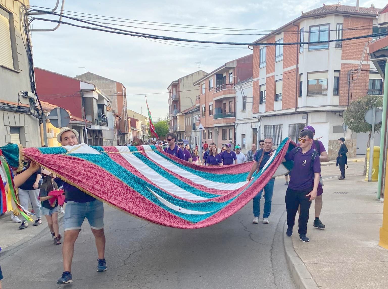 Peregrinación de la Virgen de Castrotierra a su Santuario arropada por miles de devotos y cientos de pendones 
