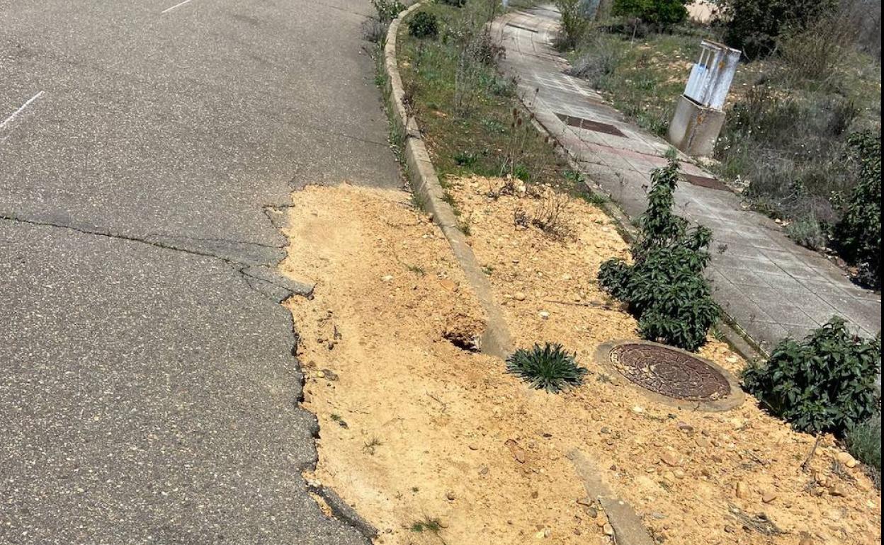 Una de las evidencias, según el PSOE, del abandono se ve en las aceras y paseos de municipio.