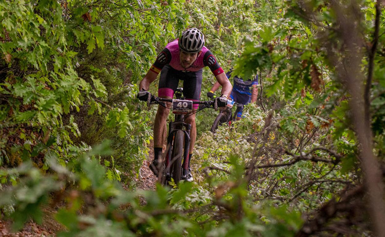 Uno de los participantes de la Vuelta a León BTT durante la prueba reina