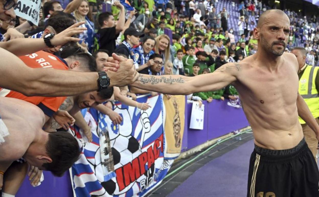 Yuri saluda a un aficionado en la grada de Zorrilla.