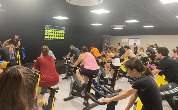 Imagen de un instante de la masterclass de bike indoor realizada por los trabajdores y trabajadoras de Chemo Group