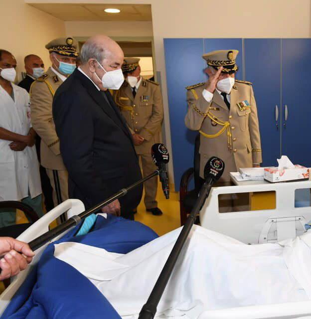 Imagen principal - 1. Brahim Gali, en un hospital argelino tras ser tratado de urgencia en España en abril de 2021. | 2. Un miembro de los servicios de rescate españoles saca a un bebé del agua durante la entrada masiva a Ceuta el 17 de mayo de 2021. | 3. Mohamed VI recibe a Pedro Sánchez el pasado 20 de marzo. 