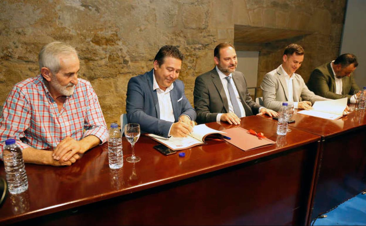 Matías LLorente, en primer término, clave en la futura estabilidad de la Diputación de León. 