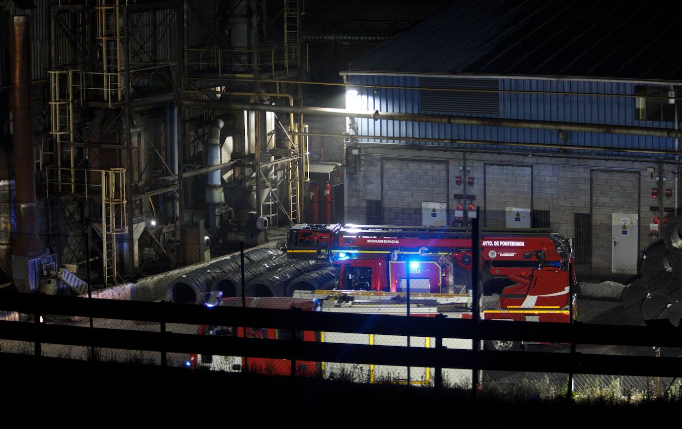 Pasadas las 22.00 horas del domingo la cubierta de filocemento de una de las naves de la acerera Roldán ardía y las llamas se propagaban por la cubierta | El fuego está controlado y los 25 trabajadores que se encoentraban en la fábrica evacuados