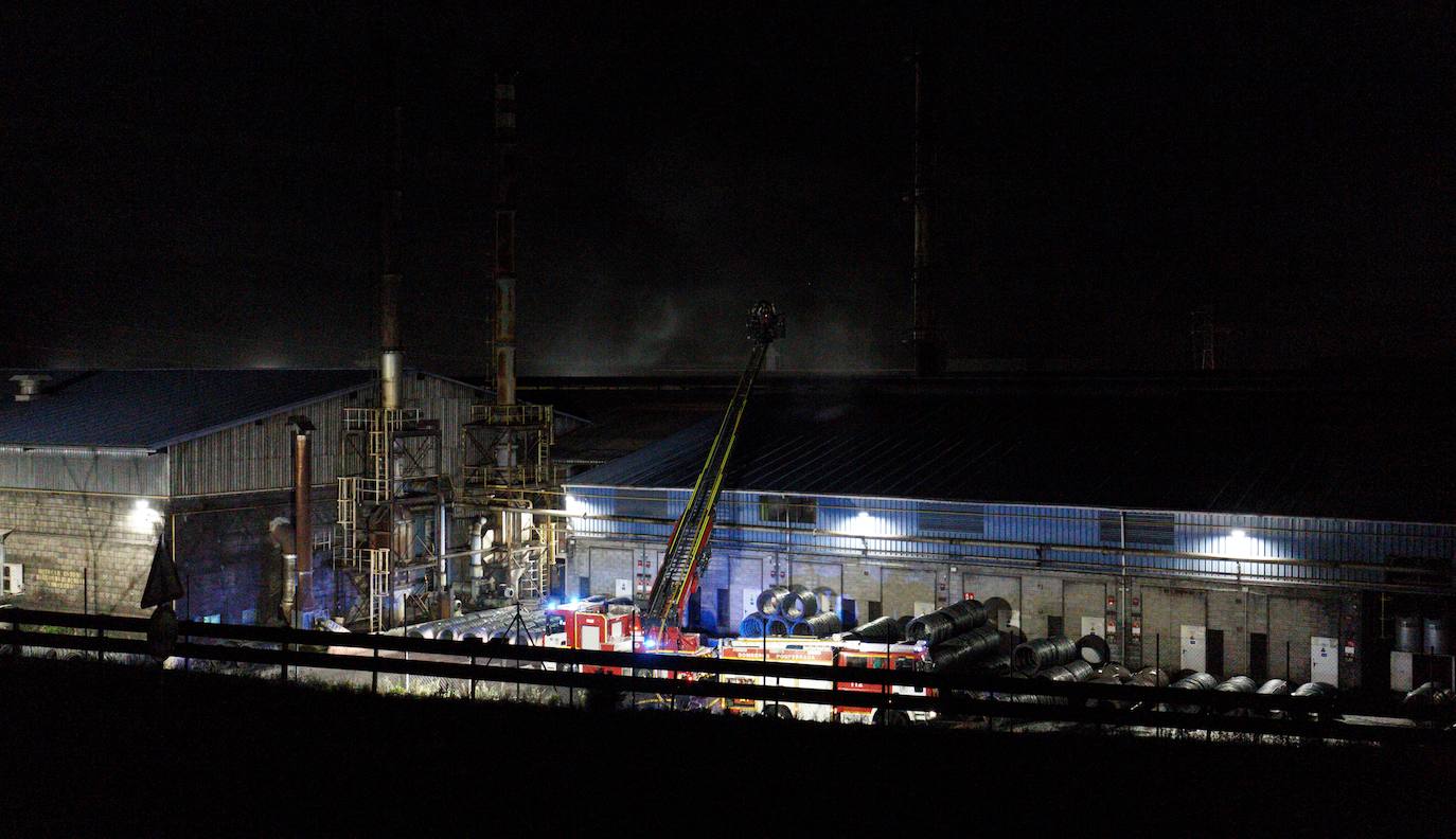 Pasadas las 22.00 horas del domingo la cubierta de filocemento de una de las naves de la acerera Roldán ardía y las llamas se propagaban por la cubierta | El fuego está controlado y los 25 trabajadores que se encoentraban en la fábrica evacuados