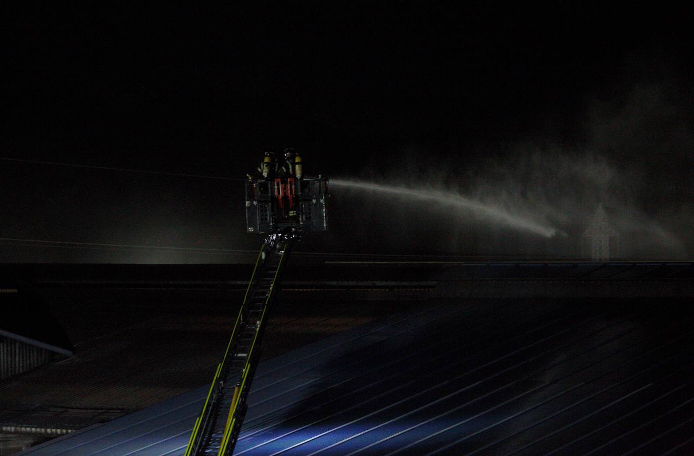 Pasadas las 22.00 horas del domingo la cubierta de filocemento de una de las naves de la acerera Roldán ardía y las llamas se propagaban por la cubierta | El fuego está controlado y los 25 trabajadores que se encoentraban en la fábrica evacuados