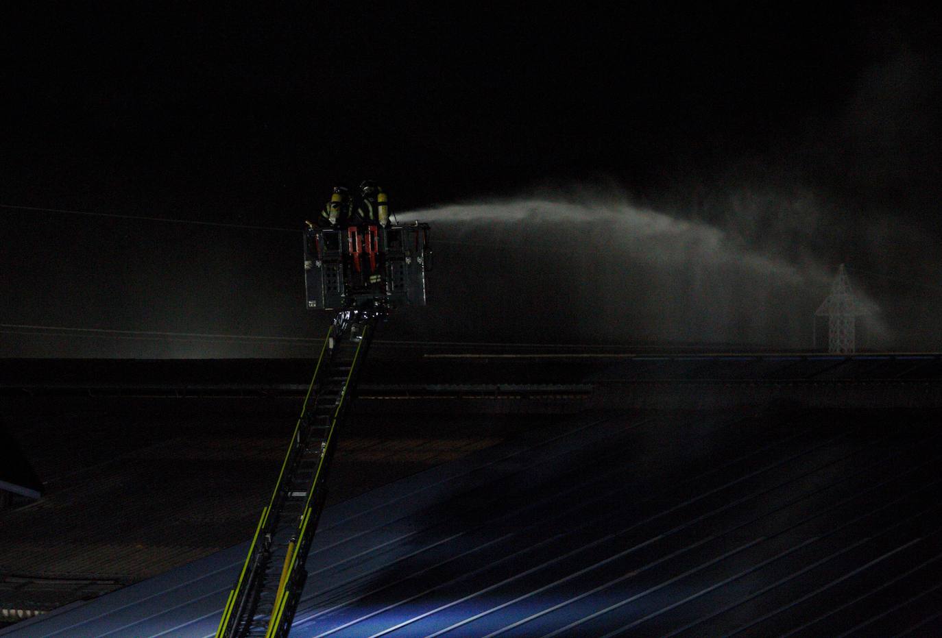 Pasadas las 22.00 horas del domingo la cubierta de filocemento de una de las naves de la acerera Roldán ardía y las llamas se propagaban por la cubierta | El fuego está controlado y los 25 trabajadores que se encoentraban en la fábrica evacuados