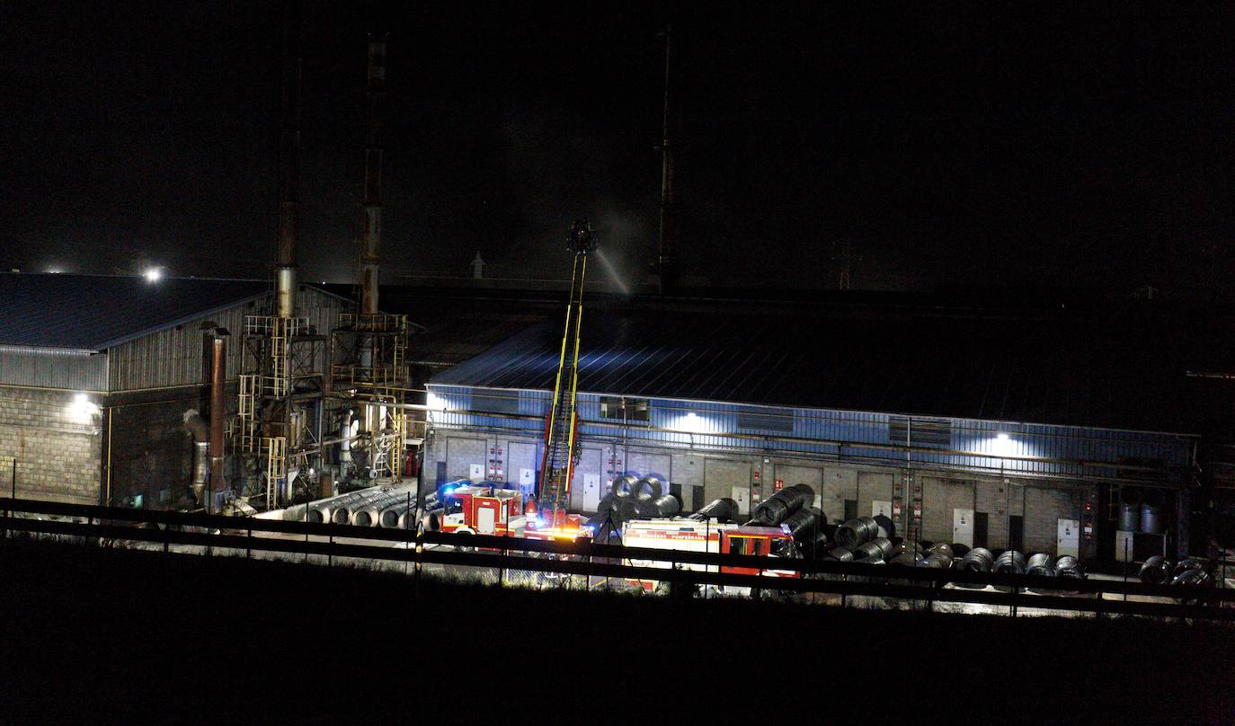 Pasadas las 22.00 horas del domingo la cubierta de filocemento de una de las naves de la acerera Roldán ardía y las llamas se propagaban por la cubierta | El fuego está controlado y los 25 trabajadores que se encoentraban en la fábrica evacuados
