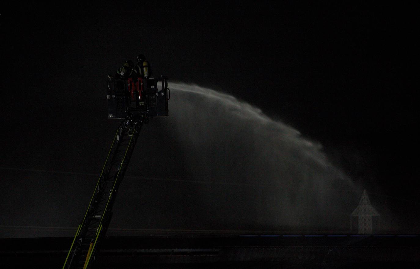 Pasadas las 22.00 horas del domingo la cubierta de filocemento de una de las naves de la acerera Roldán ardía y las llamas se propagaban por la cubierta | El fuego está controlado y los 25 trabajadores que se encoentraban en la fábrica evacuados