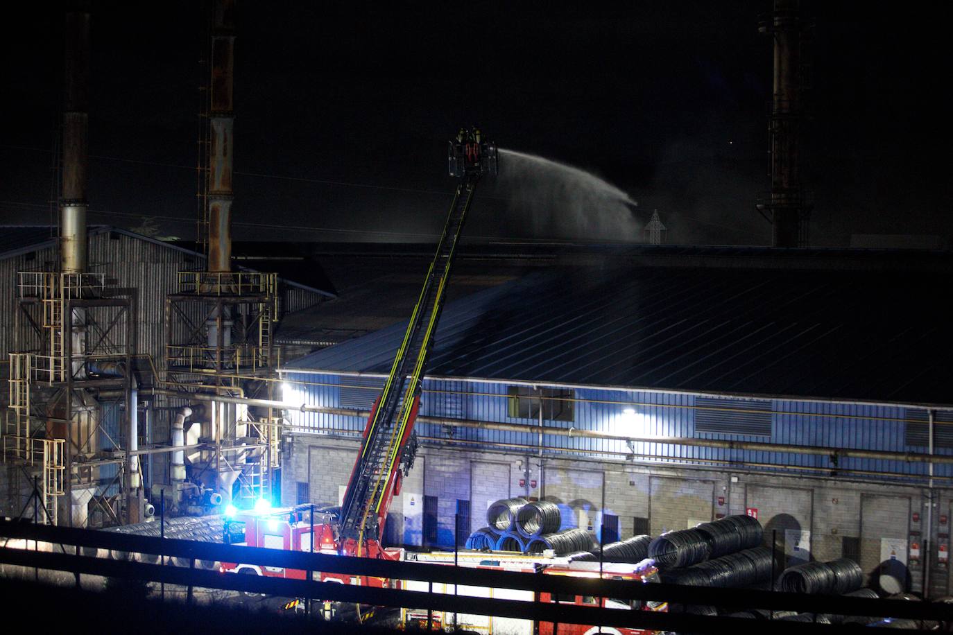 Pasadas las 22.00 horas del domingo la cubierta de filocemento de una de las naves de la acerera Roldán ardía y las llamas se propagaban por la cubierta | El fuego está controlado y los 25 trabajadores que se encoentraban en la fábrica evacuados
