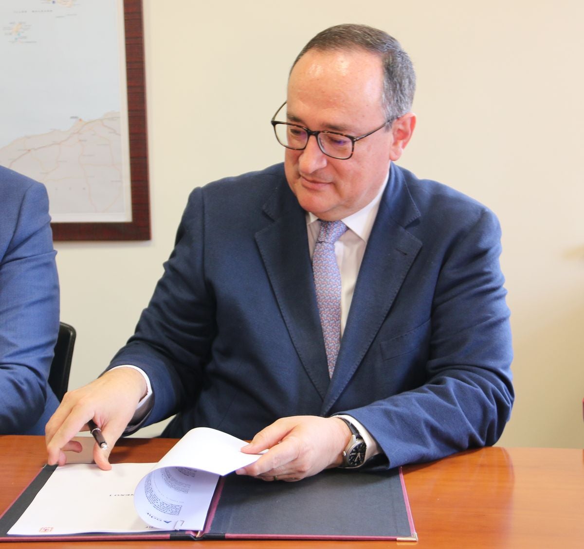 El alcalde de León, José Antonio Diez, y el director de Patrimonio y Urbanismo de Adif, Alfredo Cabello, firman el convenio para la apertura de los viales resultantes de la integración ferroviaria.