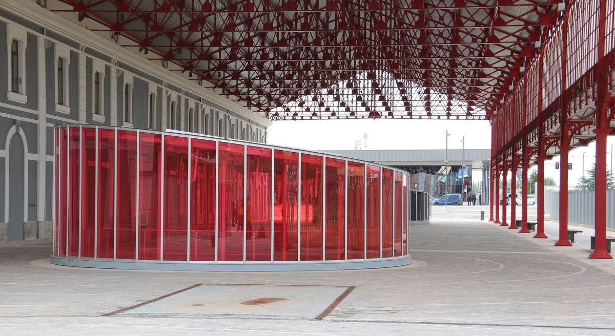 El alcalde de León, José Antonio Diez, y el director de Patrimonio y Urbanismo de Adif, Alfredo Cabello, firman el convenio para la apertura de los viales resultantes de la integración ferroviaria.